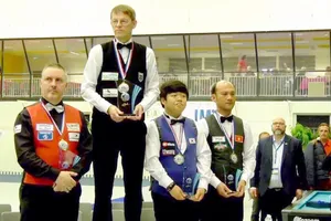 Cơ thủ Xuân Cường (bìa phải) nhận HCĐ World Cup La Baule