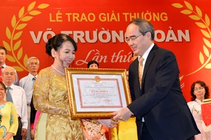 Đặt trọn niềm tin vào đội ngũ giáo viên, cán bộ quản lý, nhân viên ngành giáo dục và đào tạo TP