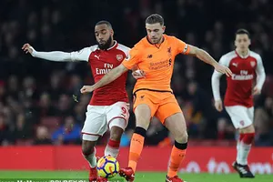 Alexandre Lacazette (trái, Arsenal) tranh bóng với Jordan Henderson của Liverpool