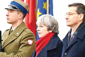 Thủ tướng Anh Theresa May và Thủ tướng Ba Lan Mateusz Morawiecki ngày 21-12, tại Ba Lan