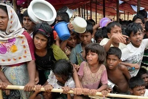 Người tị nạn Rohingya xếp hàng chờ nhận lương thực cứu trợ tại trại tị nạn Thaingkhali ở Ukhia, Bangladesh. Nguồn: TTXVN