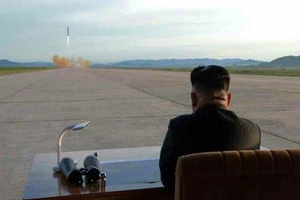 Nhà lãnh đạo Triều Tiên Kim Jong-un trực tiếp quan sát vụ phóng tên lửa đạn đạo 