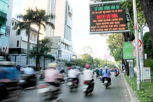 Bảng thông tin điện tử do Sở Giao thông và Vận tải TPHCM lắp đặt, giúp người dân cập nhật tình hình ùn tắc giao thông. Ảnh: DŨNG PHƯƠNG