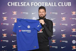 Hình ảnh Giroud cầm áo Chelsea. Ảnh: Chelsea FC