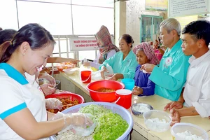 Hơn 15 năm qua, bếp ăn tình thương này là nơi kết nối những tấm lòng thiện nguyện với bệnh nhân nghèo