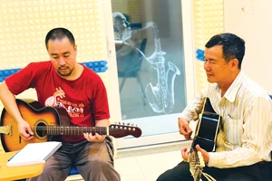 Buổi học đàn guitar phím lõm của Junichi với NSƯT - thạc sĩ Huỳnh Khải