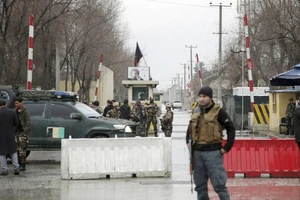 Lực lượng an ninh phong tỏa hiện trường vụ đánh bom tự sát ở Kabul, Afghanistan, ngày 24-2-2018. Ảnh: AP