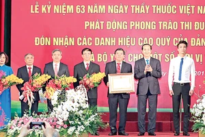 Chủ tịch nước Trần Đại Quang trao Huân chương Lao động hạng nhì cho Bệnh viện Bạch Mai. Ảnh: TTXVN