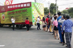 Người tiêu dùng nhận quà từ “Chuyến xe bất ngờ”