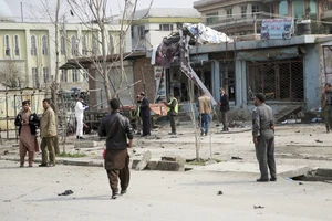 Lực lượng an ninh tại hiện trường vụ đánh bom tự sát ở thủ đô Kabul, Afghanistan, ngày 9-3-2018. Ảnh AP