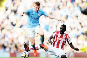 Kevin De Bruyne (trái) và Man.City sẽ đánh bại Stoke City để thoải mái bắt đầu kỳ nghỉ?