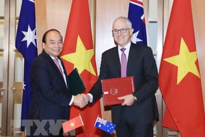 Thủ tướng Nguyễn Xuân Phúc và Thủ tướng Australia Malcolm Turnbull ký tuyên bố chung về thiết lập quan hệ Đối tác chiến lược Việt Nam-Australia. Ảnh: TTXVN