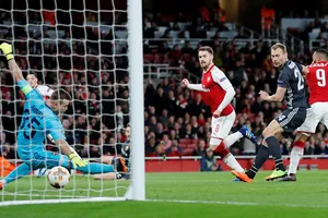 Arsenal (áo đỏ) vẫn được đánh cao hơn CSKA Moscow trong trận lượt về