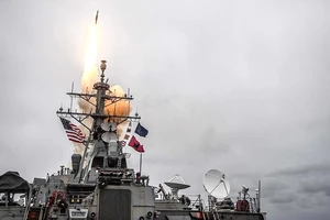 Tên lửa Tomahawk phóng từ tàu khu trục USS Arleigh Burke