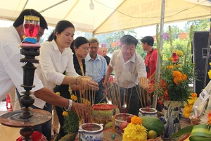 Các đại biểu dâng hương tưởng nhớ các nạn nhân. Ảnh: Báo An Giang