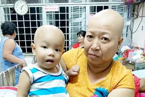 Bà Phan Thị Huyền và bé Mai Hữu Luân