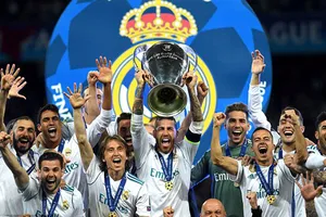 Các cầu thủ Real Madrid nâng cao chiếc cúp vô địch