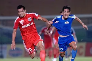 Bình Dương (áo đỏ) trong lần đối đầu với Than Quảng Ninh. Ảnh: NGUYỄN NHÂN