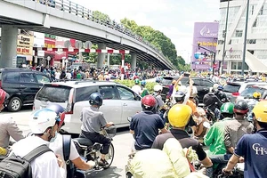 Ùn tắc giao thông tại khu vực Lăng Cha Cả (quận Tân Bình, TPHCM) do cuộc tụ tập đông người vào sáng 10-6. Ảnh: Gia Minh