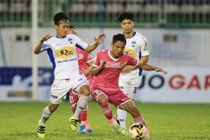 Hoàng Anh Gia Lai (áo trắng) trong trận thắng Sài Gòn 3 - 2. Ảnh: MINH TRẦN