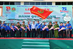 Nghi thức ra quân Chiến dịch tình nguyện Hành quân xanh năm 2018. Ảnh: QĐND