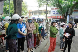 Quảng Ngãi: Cận cảnh cha mẹ thấp thỏm chờ con “vượt vũ môn”