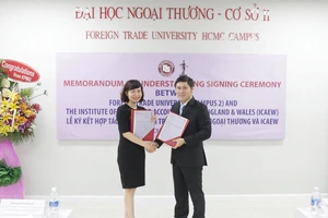 Bà Đặng Thị Mai Trang, Trưởng đại diện ICAEW tại Việt Nam và TS. Phạm Hùng Cường, Trưởng ban QLKH-HTQT Đại học Ngoại thương – Cơ sở II