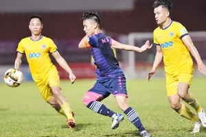 FLC Thanh Hóa (áo vàng) phải nhường lại ngôi nhì bảng cho Sanna Khánh Hòa. Ảnh: Nguyễn Nhân