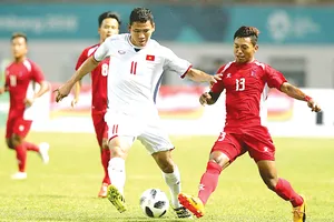 Anh Đức (trái) và Olympic Việt Nam phải chiến đấu hết mình bất kể đối thủ là ai. Ảnh: DŨNG PHƯƠNG