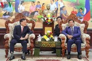 Chánh án Tòa án NDTC Lào tiếp Chánh án Tòa án NDTC Nguyễn Hòa Bình. Ảnh: VOV