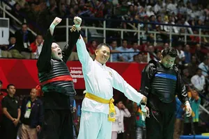 Nguyễn Văn Trí (trái) giành HCV đối kháng đầu tiên cho pencak silat Việt Nam. Ảnh: DŨNG PHƯƠNG