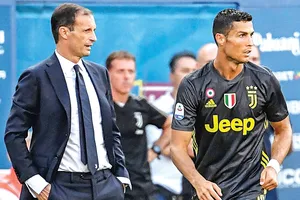 HLV Allegri vẫn đang chờ Ronaldo (phải) “thông nòng”