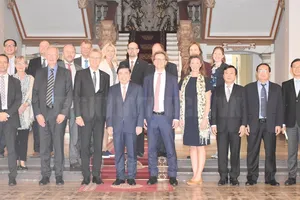 Chủ tịch UBND TPHCM Nguyễn Thành Phong chụp hình lưu niệm với đoàn công tác cấp cao tỉnh Uppsala, Thụy Điển. Ảnh: hcmcpv