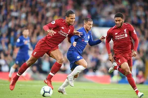 Chelsea (giữa) và Liverpool hòa nhau 1 - 1 tại vòng 7 Giải Ngoại hạng Anh.