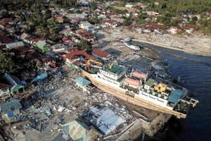 Một tàu cá bị sóng đánh văng lên bờ ở Sulawesi, Indonesia