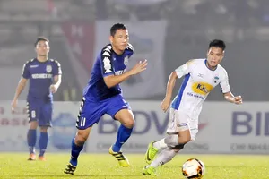 Bình Dương (áo xanh) trong trận thắng Hoàng Anh Gia Lai 4 - 1. Ảnh: NGUYỄN NHÂN