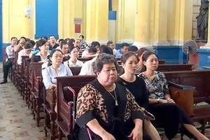 Bị cáo Hứa Thị Phấn (hàng đầu, bên trái) tại một phiên tòa