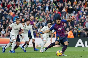 Suarez (Barcelona) lập cú hat-trick vào lưới Real Madrid