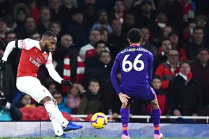 Arsenal (trái) trong trận hòa 1 - 1 với Liverpool. Ảnh: Dailymail