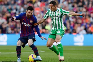 Lionel Messi che bóng trước Andres Guardado của Real Betis