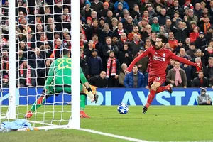 Salah trong pha đối mặt với thủ môn D. Ospina của Napoli.