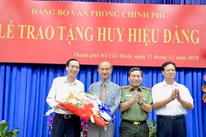 Nguyên Thủ tướng Chính phủ Nguyễn Tấn Dũng và Phó Chủ tịch Thường trực UBND TP Lê Thanh Liêm tặng hoa chúc mừng đồng chí Võ Viết Thanh. Ảnh: hcmcpv