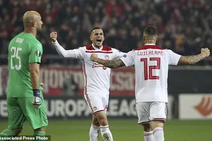 Niềm vui của các cầu thủ Olympiacos sau khi đánh bại AC Milan