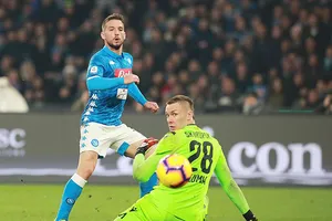 Dries Mertens trong pha ghi bàn vào lưới thủ môn L.Skorupski, ấn định chiến thắng 3 - 2 cho Napoli trước Bologna