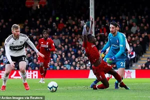 Liverpool (áo đỏ) trong trận thắng Fulham 2 - 1.