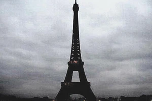 Tháp Eiffel hưởng ứng giờ Trái đất