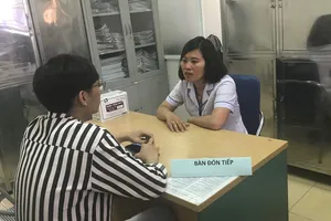 Nhân viên y tế Phòng khám đa khoa số 3 - Trung tâm Y tế Đống Đa tư vấn về PrEP cho khách hàng. Ảnh: Hanoimoi