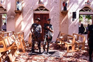 Cảnh sát Sri Lanka bên trong nhà thờ Sebastian tại Katuwapitiya ở Negombo. Ảnh: Getty Images