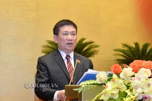 Tổng Kiểm toán Nhà nước Hồ Đức Phớc trình bày báo cáo kiểm toán quyết toán ngân sách nhà nước năm 2017. Ảnh: Quochoi