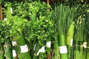 Xu hướng dùng lá chuối gói hàng hóa tại siêu thị. ẢNH: HOÀNG HÙNG